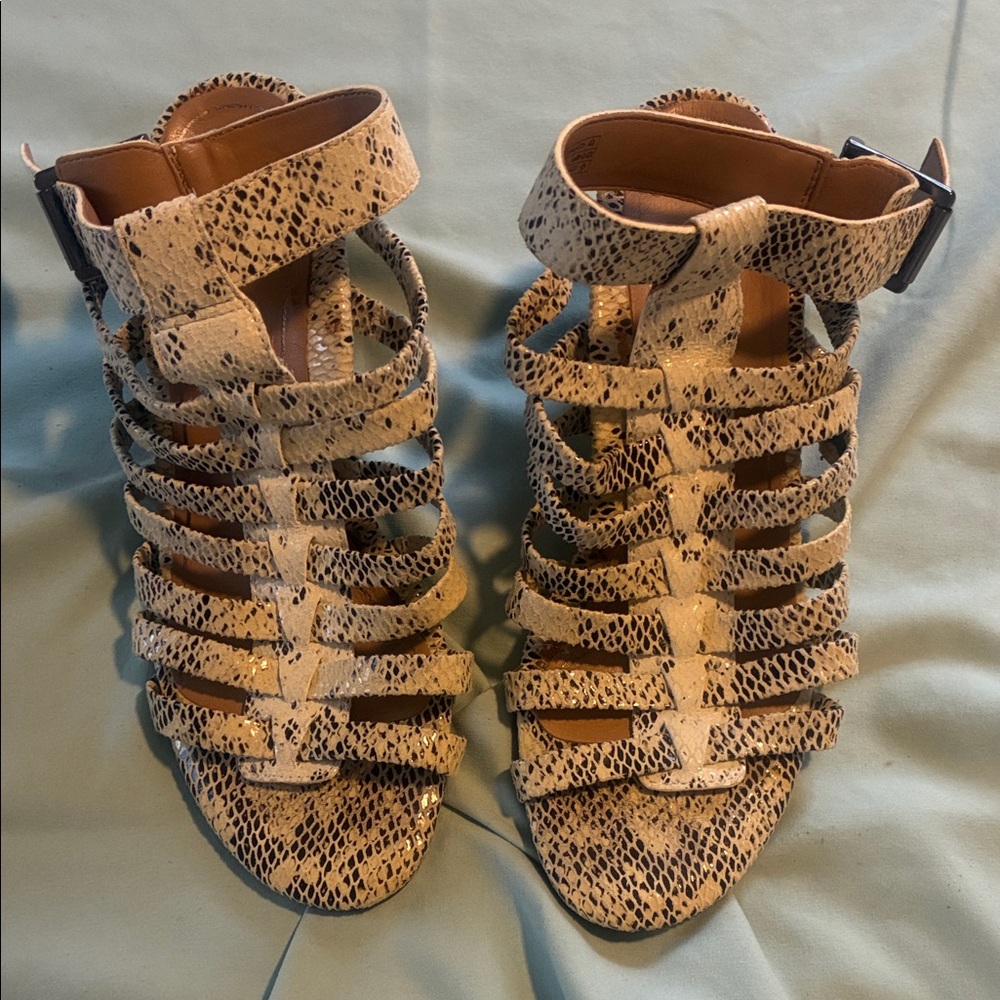 Vionic Beige and Black Strappy Sandals
